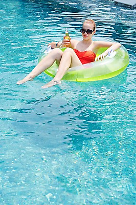 포토 JPG 주간 전신 서양인 외국인 백인 해외기획촬영 여자 수영복 여유 모션 물놀이 휴식 맥주 수영장 2014년태국 한명 들기 사람 20대 성인 야외 앞모습 비키니 선글라스 수영 수면 승차 튜브 여자만 여자한명만 성인여자만 청년만 청년여자만 성인한명만 청년여자한명만 성인여자한명만 성인만 국내포토 자연요소 1 옷 감정 안경 뷰포인트 컨셉 놀이 주류 인종 청년 물 수상스포츠 파일형식