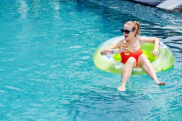 포토 JPG 주간 전신 서양인 외국인 백인 해외기획촬영 여자 수영복 여유 모션 물놀이 휴식 맥주 수영장 2014년태국 한명 미소 들기 사람 20대 성인 야외 앞모습 비키니 선글라스 수영 수면 승차 튜브 여자만 여자한명만 성인여자만 청년만 청년여자만 성인한명만 청년여자한명만 성인여자한명만 성인만 국내포토 자연요소 1 옷 감정 안경 뷰포인트 컨셉 놀이 주류 표정 인종 청년 물 수상스포츠 파일형식