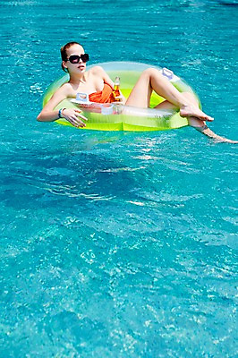 포토 JPG 주간 전신 서양인 외국인 백인 해외기획촬영 여자 수영복 여유 모션 물놀이 휴식 맥주 수영장 2014년태국 한명 들기 사람 20대 성인 야외 옆모습 비키니 선글라스 수영 수면 승차 튜브 여자만 여자한명만 성인여자만 청년만 청년여자만 성인한명만 청년여자한명만 성인여자한명만 성인만 국내포토 자연요소 1 옷 감정 안경 뷰포인트 컨셉 놀이 주류 인종 청년 물 수상스포츠 파일형식