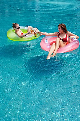 포토 JPG 주간 전신 서양인 외국인 백인 해외기획촬영 여자 수영복 여유 모션 물놀이 휴식 맥주 수영장 2014년태국 들기 사람 20대 성인 야외 두명 앞모습 비키니 선글라스 수영 수면 승차 튜브 여자만 성인여자만 청년만 청년여자만 성인만 국내포토 자연요소 옷 감정 안경 뷰포인트 컨셉 놀이 주류 인종 청년 물 수상스포츠 파일형식