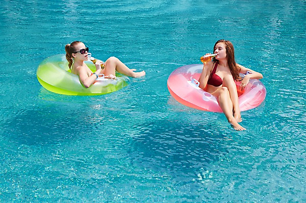 포토 JPG 주간 전신 서양인 외국인 백인 해외기획촬영 여자 수영복 여유 모션 물놀이 휴식 맥주 수영장 2014년태국 사람 20대 성인 야외 두명 앞모습 비키니 선글라스 수영 마시기 수면 승차 튜브 여자만 성인여자만 청년만 청년여자만 성인만 국내포토 자연요소 옷 감정 안경 뷰포인트 컨셉 놀이 주류 인종 청년 물 수상스포츠 파일형식