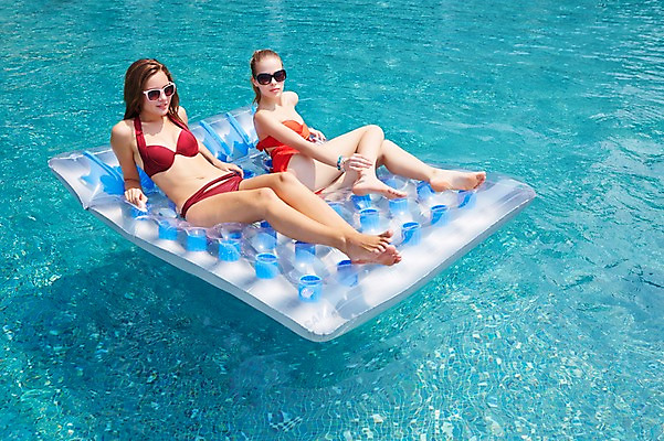 포토 JPG 주간 전신 서양인 외국인 백인 해외기획촬영 여자 수영복 여유 모션 물놀이 휴식 수영장 2014년태국 사람 앉기 20대 성인 야외 두명 앞모습 비키니 선글라스 수영 수면 비치베드 여자만 성인여자만 청년만 청년여자만 성인만 국내포토 자연요소 옷 감정 안경 뷰포인트 컨셉 놀이 인종 청년 물 수상스포츠 파일형식