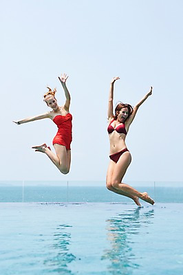 포토 JPG 주간 전신 서양인 외국인 백인 해외기획촬영 여자 수영복 여유 모션 팔벌리기 휴식 수영장 2014년태국 미소 사람 손짓 20대 성인 야외 두명 앞모습 비키니 점프 수영 여자만 성인여자만 청년만 청년여자만 성인만 국내포토 자연요소 옷 감정 뷰포인트 컨셉 표정 인종 청년 수상스포츠 파일형식