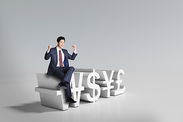 전신 PSD 편집이미지 남자 백그라운드 비즈니스 한명 사람 앉기 정장 성인 3D 기쁨 한국인 비즈니스맨 화폐기호 엔 합성 파운드 남자한명만 성인남자만 이미지편집 편집3D 1 기호 옷 감정 돈 모션 동양인 직장인 화폐 디지털합성 남자만 성인만 파일형식