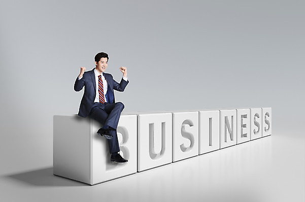 전신 PSD 편집이미지 알파벳 영어 남자 백그라운드 비즈니스 성공 한명 사람 앉기 정장 성인 상자 3D 기쁨 한국인 비즈니스맨 합성 남자한명만 성인남자만 이미지편집 편집3D 문자 1 옷 감정 컨셉 모션 동양인 직장인 디지털합성 남자만 성인만 파일형식