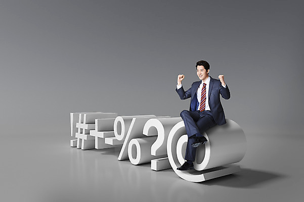 전신 PSD 편집이미지 기호 남자 백그라운드 비즈니스 성공 한명 사람 앉기 정장 성인 3D 파이팅 기쁨 한국인 물음표 비즈니스맨 퍼센트 느낌표 하이픈 합성 골뱅이기호 남자한명만 성인남자만 해시태그 이미지편집 편집3D 문자 1 옷 감정 컨셉 모션 동양인 직장인 특수기호 디지털합성 특수문자 남자만 성인만 파일형식