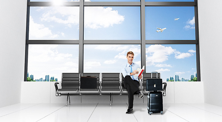 PSD 서양인 외국인 편집이미지 남자 여행 의자 비즈니스 창문 실내 한명 사람 앉기 성인 3D 캐리어 직장인 비즈니스맨 공항 출장 남자만 남자한명만 성인남자만 성인만 이미지편집 편집3D 직업 1 가구 교통시설 모션 인종 내부 여행가방 디지털합성 파일형식