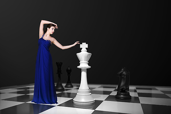 전신 PSD 서양인 외국인 편집이미지 드레스 여자 포즈 한명 서기 사람 성인 3D 게임 말_게임 체스 합성 체스판 여왕 여자만 여자한명만 성인여자만 성인만 이미지편집 편집3D 1 옷 모션 놀이 인종 디지털합성 파일형식