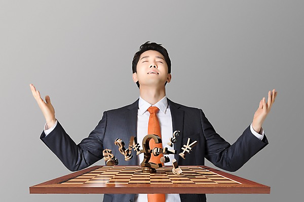 PSD 편집이미지 남자 비즈니스 성공 한명 사람 상반신 성인 금융 경제 3D 달러 눈감음 한국인 유로 게임 비즈니스맨 화폐기호 체스말 체스 엔 합성 체스판 이익 남자한명만 성인남자만 이미지편집 편집3D 1 기호 컨셉 돈 모션 놀이 동양인 말_게임 직장인 화폐 디지털합성 남자만 성인만 파일형식