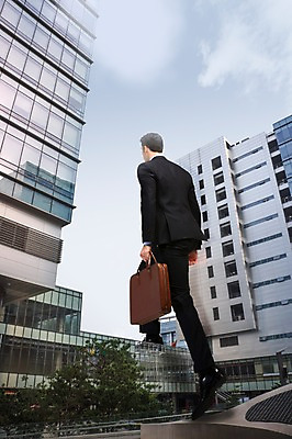 주간 전신 PSD 서양인 외국인 구름 편집이미지 남자 서류가방 비즈니스 하늘 한명 사람 성인 야외 건물 뒷모습 3D 비즈니스맨 오르기 합성 남자만 남자한명만 성인남자만 성인만 이미지편집 편집3D 자연요소 1 건축물 뷰포인트 가방 모션 인종 직장인 디지털합성 파일형식