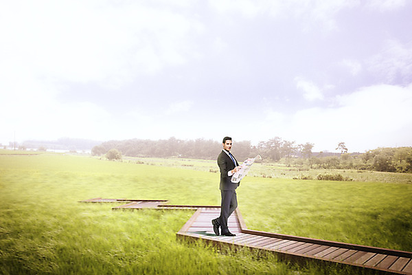 주간 전신 PSD 서양인 외국인 구름 편집이미지 응시 남자 비즈니스 자연 하늘 한명 서기 사람 정장 초원 성인 야외 3D 일출 비즈니스맨 신문 합성 데크 지그재그 남자만 남자한명만 성인남자만 성인만 이미지편집 편집3D 자연요소 1 시선 옷 모션 인종 간행물 노을 직장인 뉴스 디지털합성 생태계 파일형식