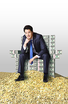전신 PSD 편집이미지 남자 지폐 돈 의자 비즈니스 성공 한명 사람 앉기 정장 성인 금융 경제 3D 달러 동전 한국인 비즈니스맨 금화 남자한명만 성인남자만 이미지편집 편집3D 1 옷 가구 컨셉 모션 동양인 직장인 재산 황금 디지털합성 남자만 성인만 파일형식