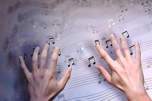 PSD 편집이미지 손 음악 연주 음표 모션 한명 사람 신체부위 3D 양손 즐거움 합성 오선지 이미지편집 편집3D 1 기호 감정 문화예술 악보 디지털합성 오선 파일형식