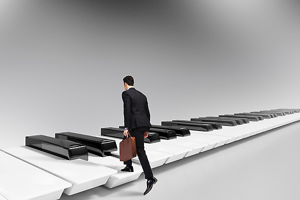 전신 PSD 서양인 외국인 편집이미지 남자 악기 서류가방 비즈니스 한명 사람 정장 성인 뒷모습 3D 계단 비즈니스맨 건반 피아노 건반악기 남자만 남자한명만 성인남자만 성인만 이미지편집 편집3D 1 옷 음악 뷰포인트 가방 인종 직장인 디지털합성 파일형식
