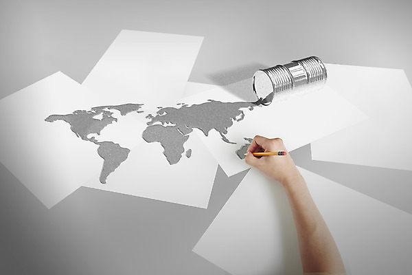 PSD 편집이미지 손 종이 세계지도 지도 한명 신체부위 글로벌 연필 3D 석유 스케치 합성 이미지편집 편집3D 1 학용품 미술 사람 세계 필기구 디지털합성 파일형식