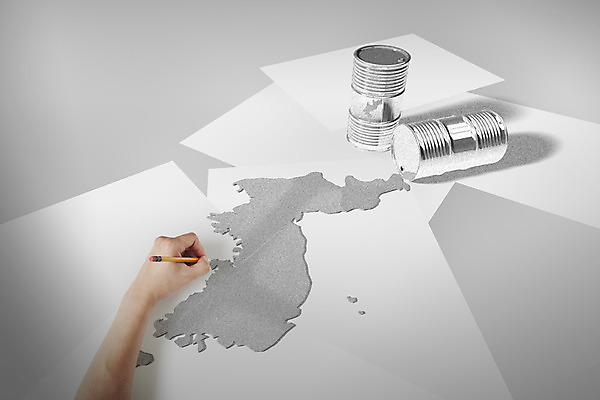 PSD 편집이미지 손 종이 지도 한국 한명 신체부위 연필 3D 석유 스케치 합성 한반도 이미지편집 편집3D 1 아시아 학용품 미술 사람 필기구 디지털합성 파일형식