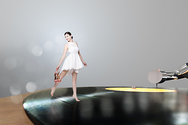 전신 PSD 서양인 외국인 편집이미지 드레스 여자 구두 맨발 한명 서기 사람 성인 3D 춤 즐거움 보케 턴테이블 여자만 여자한명만 성인여자만 성인만 이미지편집 편집3D 1 옷 감정 신발 모션 발 문화예술 인종 디지털합성 파일형식