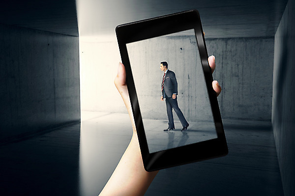 전신 PSD 편집이미지 손 남자 비즈니스 출입구 실내 한명 서기 사람 성인 신체부위 빛 스마트기기 태블릿 3D 한국인 비즈니스맨 복도 이미지편집 편집3D 1 모션 동양인 내부 전자제품 직장인 디지털합성 파일형식