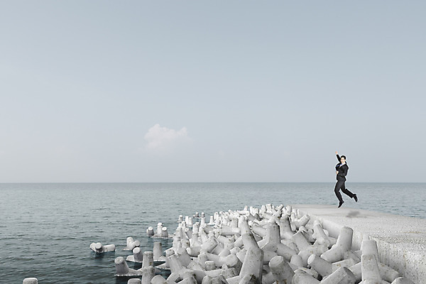 주간 PSD 편집이미지 남자 바다 비즈니스 한명 사람 성인 야외 3D 점프 파이팅 한국인 비즈니스맨 방파제 남자한명만 성인남자만 이미지편집 편집3D 자연요소 1 공공시설 모션 동양인 직장인 디지털합성 남자만 성인만 파일형식