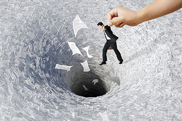 PSD 편집이미지 손 남자 종이 비즈니스 사람 정장 성인 두명 신체부위 3D 한국인 업무 비즈니스맨 문서 여러장 구덩이 위기 토네이도 이미지편집 편집3D 옷 다수 자연현상 동양인 작업 직장인 디지털합성 파일형식