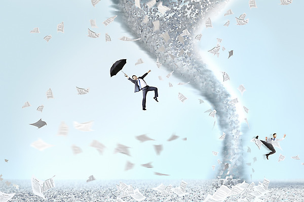 PSD 편집이미지 남자 종이 우산 비즈니스 사람 정장 성인 두명 3D 한국인 비행 비즈니스맨 문서 여러장 위기 토네이도 성인남자만 이미지편집 편집3D 옷 다수 자연현상 동양인 직장인 디지털합성 남자만 성인만 파일형식