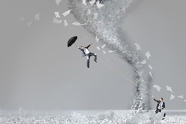 PSD 편집이미지 남자 종이 줄 우산 비즈니스 사람 정장 성인 두명 3D 한국인 비행 도움 비즈니스맨 구출 당기기 문서 여러장 위기 토네이도 성인남자만 이미지편집 편집3D 옷 다수 컨셉 모션 자연현상 동양인 직장인 디지털합성 남자만 성인만 파일형식