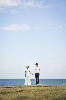 포토 JPG 주간 전신 구름 커플 여자 남자 행복 신부 바다 웨딩드레스 신랑 결혼 신혼부부 하늘 한국 서기 미소 사람 동양인 20대 성인 야외 두명 앞모습 제주도 손잡기 로맨틱 한국인 분위기 추억 특별함 청년만 성인만 국내포토 자연요소 부부 드레스 감정 아시아 뷰포인트 컨셉 관계 모션 표정 인종 이벤트 청년 신혼 파일형식