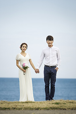 포토 JPG 주간 전신 커플 여자 남자 행복 신부 바다 부케 웨딩드레스 신랑 결혼 신혼부부 한국 서기 미소 들기 사람 동양인 20대 성인 야외 두명 앞모습 제주도 손잡기 로맨틱 한국인 분위기 추억 특별함 청년만 성인만 국내포토 자연요소 부부 드레스 감정 아시아 뷰포인트 꽃다발 컨셉 관계 모션 표정 인종 이벤트 청년 신혼 파일형식