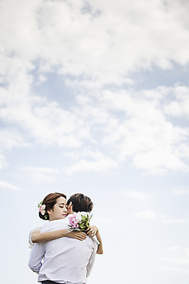 포토 JPG 주간 구름 커플 여자 남자 행복 신부 부케 신랑 결혼 신혼부부 포옹 하늘 한국 서기 들기 사람 동양인 상반신 20대 성인 야외 두명 앞모습 뒷모습 제주도 로맨틱 한국인 분위기 추억 특별함 청년만 성인만 국내포토 자연요소 부부 감정 아시아 뷰포인트 꽃다발 컨셉 관계 안기 모션 인종 이벤트 청년 신혼 파일형식