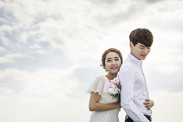 포토 JPG 주간 커플 여자 남자 행복 신부 부케 웨딩드레스 신랑 결혼 신혼부부 하늘 한국 서기 미소 들기 사람 동양인 상반신 20대 성인 야외 두명 옆모습 제주도 로맨틱 한국인 분위기 추억 백허그 특별함 청년만 성인만 국내포토 자연요소 부부 드레스 감정 아시아 뷰포인트 꽃다발 컨셉 관계 모션 포옹 표정 인종 이벤트 청년 신혼 파일형식