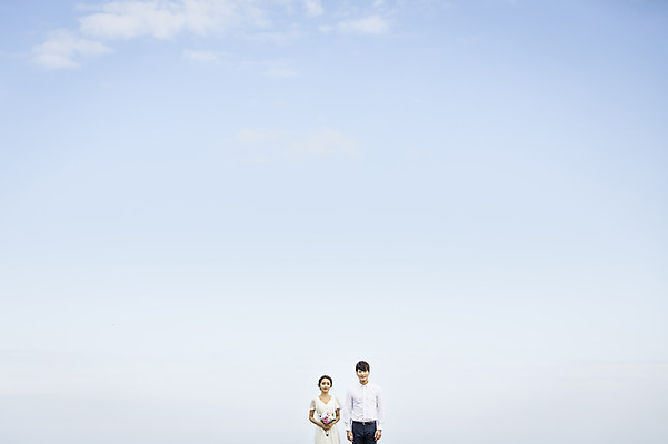 포토 JPG 주간 커플 여자 남자 행복 신부 부케 웨딩드레스 신랑 결혼 신혼부부 하늘 한국 서기 들기 사람 동양인 상반신 20대 성인 야외 두명 앞모습 제주도 로맨틱 한국인 분위기 추억 특별함 청년만 성인만 국내포토 자연요소 부부 드레스 감정 아시아 뷰포인트 꽃다발 컨셉 관계 모션 인종 이벤트 청년 신혼 파일형식