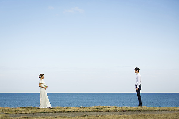 포토 JPG 주간 전신 커플 여자 남자 행복 신부 바다 부케 웨딩드레스 신랑 결혼 신혼부부 한국 서기 들기 사람 동양인 20대 성인 야외 두명 옆모습 제주도 마주보기 로맨틱 한국인 분위기 추억 특별함 청년만 성인만 국내포토 자연요소 부부 드레스 감정 아시아 뷰포인트 꽃다발 컨셉 관계 모션 인종 이벤트 청년 신혼 파일형식