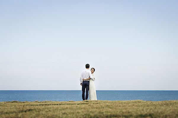 포토 JPG 주간 전신 커플 여자 남자 행복 신부 바다 허리손 신랑 결혼 신혼부부 하늘 한국 서기 사람 동양인 20대 성인 야외 두명 뒷모습 제주도 로맨틱 한국인 뒤돌아보기 분위기 추억 특별함 청년만 성인만 국내포토 자연요소 부부 감정 아시아 뷰포인트 포즈 컨셉 관계 모션 인종 이벤트 청년 신혼 파일형식
