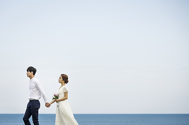 포토 JPG 주간 커플 여자 남자 행복 신부 바다 부케 웨딩드레스 신랑 결혼 신혼부부 하늘 한국 들기 사람 동양인 상반신 20대 성인 야외 두명 옆모습 제주도 걷기 손잡기 로맨틱 한국인 분위기 추억 특별함 청년만 성인만 국내포토 자연요소 부부 드레스 감정 아시아 뷰포인트 꽃다발 컨셉 관계 모션 인종 이벤트 청년 신혼 파일형식
