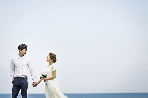 포토 JPG 주간 커플 여자 남자 행복 신부 바다 부케 웨딩드레스 신랑 결혼 신혼부부 하늘 한국 서기 미소 들기 사람 동양인 상반신 20대 성인 야외 두명 앞모습 옆모습 제주도 마주보기 로맨틱 한국인 분위기 추억 특별함 청년만 성인만 국내포토 자연요소 부부 드레스 감정 아시아 뷰포인트 꽃다발 컨셉 관계 모션 표정 인종 이벤트 청년 신혼 파일형식
