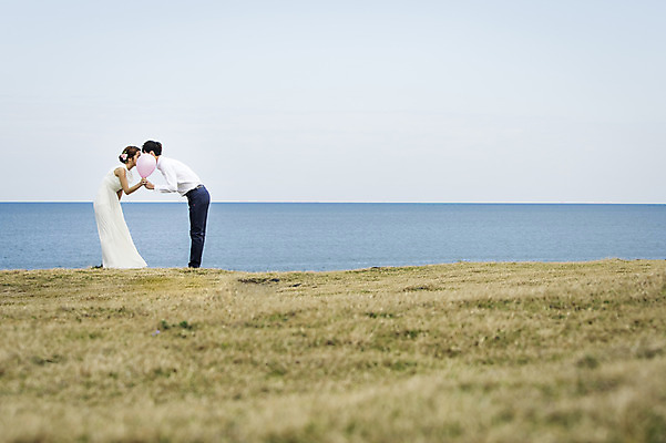 포토 JPG 주간 전신 커플 여자 남자 행복 신부 바다 웨딩드레스 신랑 결혼 신혼부부 하늘 키스 한국 숙이기 서기 들기 사람 동양인 20대 성인 야외 두명 옆모습 제주도 로맨틱 한국인 분위기 추억 풍선 특별함 청년만 성인만 국내포토 자연요소 부부 드레스 감정 아시아 뷰포인트 포즈 컨셉 관계 모션 인종 이벤트 청년 애정표현 신혼 파일형식