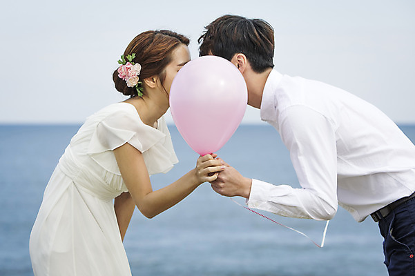 포토 JPG 주간 커플 여자 남자 행복 신부 바다 신랑 결혼 신혼부부 하늘 키스 한국 서기 들기 사람 동양인 상반신 20대 성인 야외 두명 옆모습 제주도 로맨틱 한국인 분위기 추억 풍선 특별함 청년만 성인만 국내포토 자연요소 부부 감정 아시아 뷰포인트 컨셉 관계 모션 인종 이벤트 청년 애정표현 신혼 파일형식