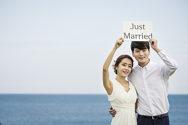포토 JPG 주간 배너 커플 여자 남자 행복 신부 바다 웨딩드레스 허리손 신랑 결혼 신혼부부 하늘 사각프레임 한국 광고판 서기 미소 들기 사람 동양인 상반신 20대 성인 야외 두명 앞모습 제주도 로맨틱 한국인 분위기 추억 특별함 청년만 성인만 국내포토 자연요소 부부 드레스 감정 아시아 뷰포인트 포즈 컨셉 관계 모션 프레임 알림판 표정 인종 이벤트 청년 사각형 신혼 판 파일형식