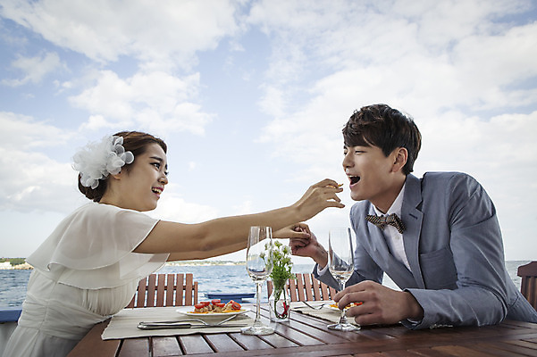 포토 JPG 주간 구름 커플 여자 남자 행복 신부 바다 신랑 결혼 신혼부부 탁자 하늘 한국 미소 사람 앉기 동양인 상반신 20대 성인 야외 두명 옆모습 제주도 손잡기 로맨틱 한국인 분위기 추억 먹여주기 특별함 청년만 성인만 국내포토 자연요소 부부 감정 아시아 뷰포인트 가구 컨셉 관계 모션 표정 인종 이벤트 청년 먹기 신혼 파일형식