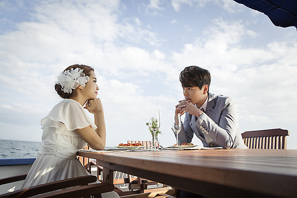 포토 JPG 주간 구름 커플 여자 남자 행복 신부 바다 신랑 결혼 신혼부부 탁자 하늘 한국 미소 사람 앉기 동양인 상반신 20대 성인 야외 두명 옆모습 제주도 마주보기 식당 로맨틱 한국인 분위기 추억 특별함 청년만 성인만 국내포토 자연요소 부부 감정 아시아 뷰포인트 가구 컨셉 관계 모션 표정 인종 이벤트 청년 상점 신혼 파일형식