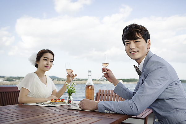 포토 JPG 주간 구름 커플 여자 남자 행복 신부 바다 웨딩드레스 신랑 결혼 와인잔 신혼부부 탁자 하늘 한국 미소 들기 사람 앉기 동양인 상반신 20대 성인 야외 두명 옆모습 제주도 로맨틱 한국인 분위기 추억 특별함 청년만 성인만 국내포토 자연요소 부부 드레스 감정 아시아 뷰포인트 가구 컨셉 술잔 관계 모션 표정 인종 이벤트 청년 신혼 파일형식