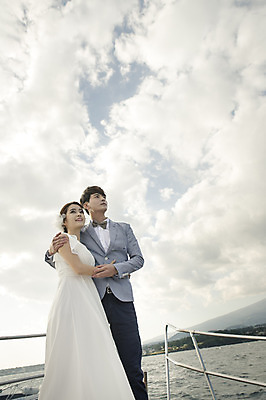 포토 JPG 주간 구름 커플 응시 여자 남자 행복 신부 바다 웨딩드레스 신랑 결혼 신혼부부 안기 하늘 한국 서기 미소 사람 동양인 상반신 20대 성인 야외 두명 앞모습 제주도 기댐 로맨틱 한국인 분위기 추억 특별함 선박 청년만 성인만 국내포토 자연요소 부부 시선 드레스 감정 아시아 뷰포인트 컨셉 수상교통 관계 모션 표정 인종 이벤트 청년 신혼 파일형식