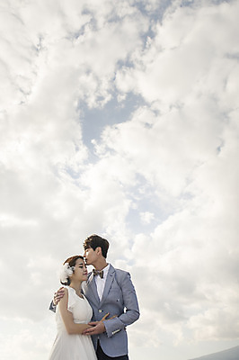 포토 JPG 주간 구름 커플 여자 남자 행복 신부 웨딩드레스 신랑 결혼 신혼부부 안기 하늘 키스 한국 서기 미소 사람 동양인 상반신 20대 성인 야외 두명 옆모습 제주도 기댐 로맨틱 한국인 분위기 추억 특별함 청년만 성인만 국내포토 자연요소 부부 드레스 감정 아시아 뷰포인트 컨셉 관계 모션 표정 인종 이벤트 청년 애정표현 신혼 파일형식