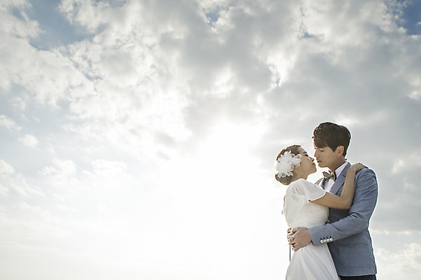 포토 JPG 주간 구름 커플 여자 남자 행복 신부 웨딩드레스 허리손 신랑 결혼 신혼부부 안기 하늘 키스 한국 서기 사람 동양인 상반신 20대 성인 야외 두명 옆모습 제주도 로맨틱 한국인 분위기 추억 특별함 청년만 성인만 국내포토 자연요소 부부 드레스 감정 아시아 뷰포인트 포즈 컨셉 관계 모션 인종 이벤트 청년 애정표현 신혼 파일형식