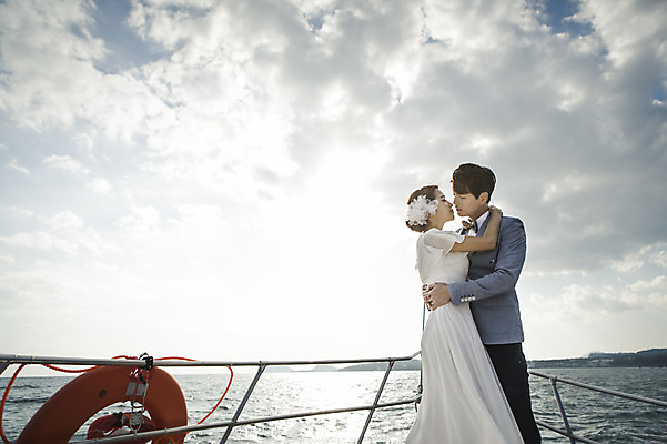 포토 JPG 주간 구름 커플 여자 남자 행복 신부 바다 웨딩드레스 허리손 신랑 결혼 신혼부부 안기 하늘 키스 한국 서기 사람 동양인 상반신 20대 성인 야외 두명 옆모습 제주도 로맨틱 한국인 분위기 추억 특별함 선박 청년만 성인만 국내포토 자연요소 부부 드레스 감정 아시아 뷰포인트 포즈 컨셉 수상교통 관계 모션 인종 이벤트 청년 애정표현 신혼 파일형식