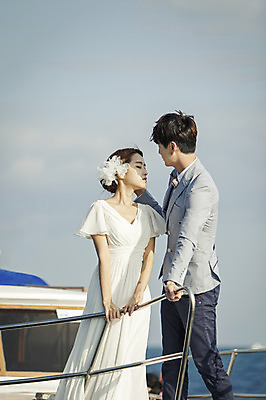 포토 JPG 주간 구름 커플 여자 남자 행복 신부 바다 웨딩드레스 신랑 결혼 신혼부부 하늘 한국 서기 사람 동양인 상반신 20대 성인 야외 두명 옆모습 제주도 마주보기 눈감음 로맨틱 한국인 보트 분위기 추억 특별함 청년만 성인만 국내포토 자연요소 부부 드레스 감정 아시아 뷰포인트 컨셉 배_교통 관계 모션 인종 이벤트 청년 신혼 파일형식