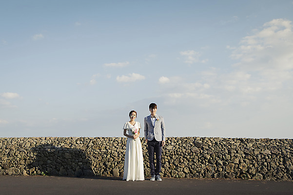 포토 JPG 주간 전신 구름 커플 여자 남자 행복 신부 부케 웨딩드레스 신랑 결혼 신혼부부 하늘 한국 서기 미소 들기 사람 동양인 20대 성인 야외 두명 앞모습 제주도 로맨틱 한국인 분위기 추억 돌담길 특별함 청년만 성인만 국내포토 자연요소 부부 드레스 감정 아시아 길 뷰포인트 꽃다발 컨셉 관계 모션 돌담 표정 인종 이벤트 청년 신혼 파일형식
