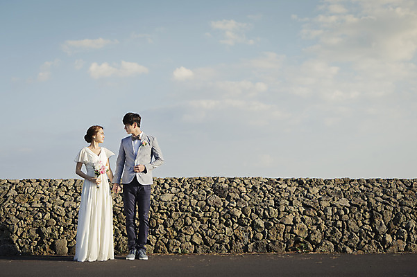 포토 JPG 주간 전신 구름 커플 여자 남자 행복 신부 부케 웨딩드레스 신랑 결혼 신혼부부 하늘 한국 서기 미소 들기 사람 동양인 20대 성인 야외 두명 앞모습 제주도 마주보기 손잡기 로맨틱 한국인 분위기 추억 돌담길 특별함 청년만 성인만 국내포토 자연요소 부부 드레스 감정 아시아 길 뷰포인트 꽃다발 컨셉 관계 모션 돌담 표정 인종 이벤트 청년 신혼 파일형식
