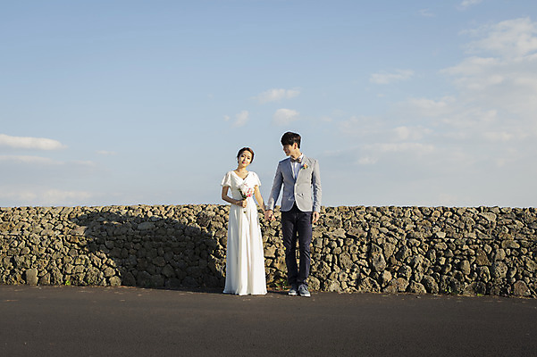 포토 JPG 주간 전신 구름 커플 여자 남자 행복 신부 부케 웨딩드레스 신랑 결혼 신혼부부 하늘 한국 서기 미소 들기 사람 동양인 20대 성인 야외 두명 앞모습 제주도 손잡기 로맨틱 한국인 분위기 추억 돌담길 특별함 청년만 성인만 국내포토 자연요소 부부 드레스 감정 아시아 길 뷰포인트 꽃다발 컨셉 관계 모션 돌담 표정 인종 이벤트 청년 신혼 파일형식