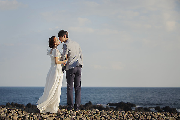 포토 JPG 주간 전신 구름 커플 여자 남자 행복 신부 바다 웨딩드레스 신랑 결혼 신혼부부 하늘 키스 한국 서기 사람 동양인 20대 성인 야외 두명 옆모습 뒷모습 제주도 손잡기 로맨틱 한국인 분위기 추억 돌담길 특별함 청년만 성인만 국내포토 자연요소 부부 드레스 감정 아시아 길 뷰포인트 컨셉 관계 모션 돌담 인종 이벤트 청년 애정표현 신혼 파일형식